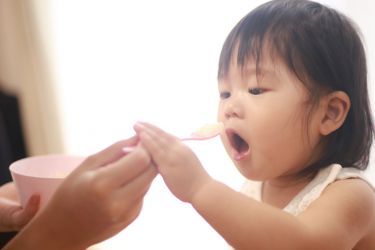 Cùng mẹ hiểu tâm lý và hành vi của trẻ khi ăn dặm