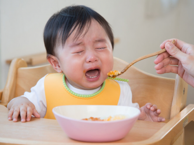 Cách xử lý khi bé không muốn chạm vào thức ăn