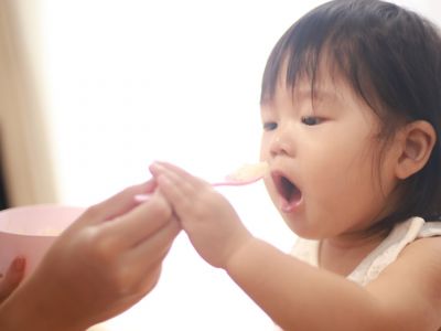 Cùng mẹ hiểu tâm lý và hành vi của trẻ khi ăn dặm